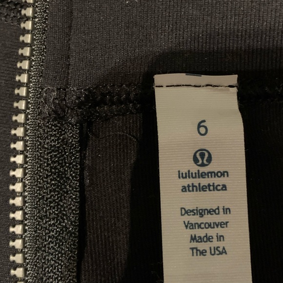 RARE Women’s 6 Lululemon black zip up stretchy skirt. MADE IN USA. Like new - Picture 3 of 3